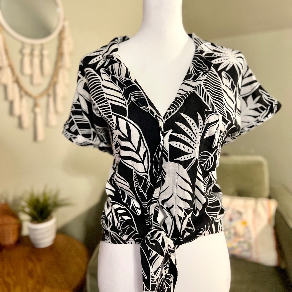 HAWAIIAN PRINT BUTTON-UP BLOUSE